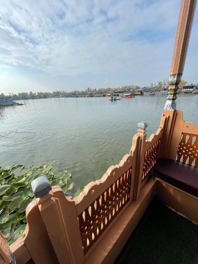 Floating Young Gulshan Houseboat Srīnagar Exteriör bild