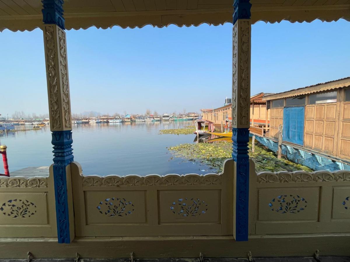 Floating Young Gulshan Houseboat Srīnagar Exteriör bild