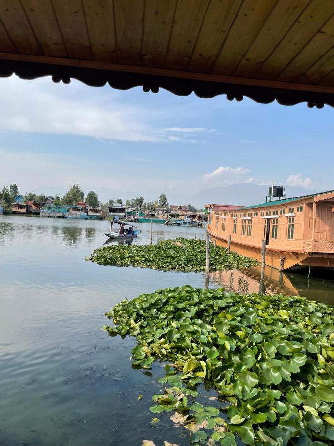 Floating Young Gulshan Houseboat Srīnagar Exteriör bild