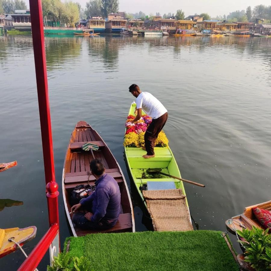 Floating Young Gulshan Houseboat Srīnagar Exteriör bild